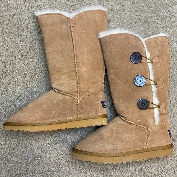 Ugg Women’s Bailey Button Triple II Chestnut Boots Size 8W - Picture 1 of 5